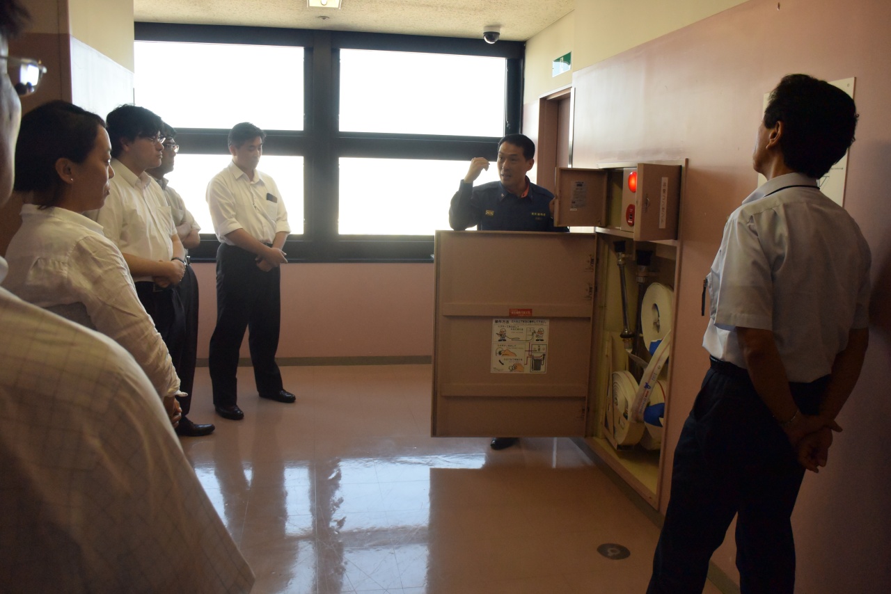 新宿消防署員による消火栓説明を受ける各社防災担当者