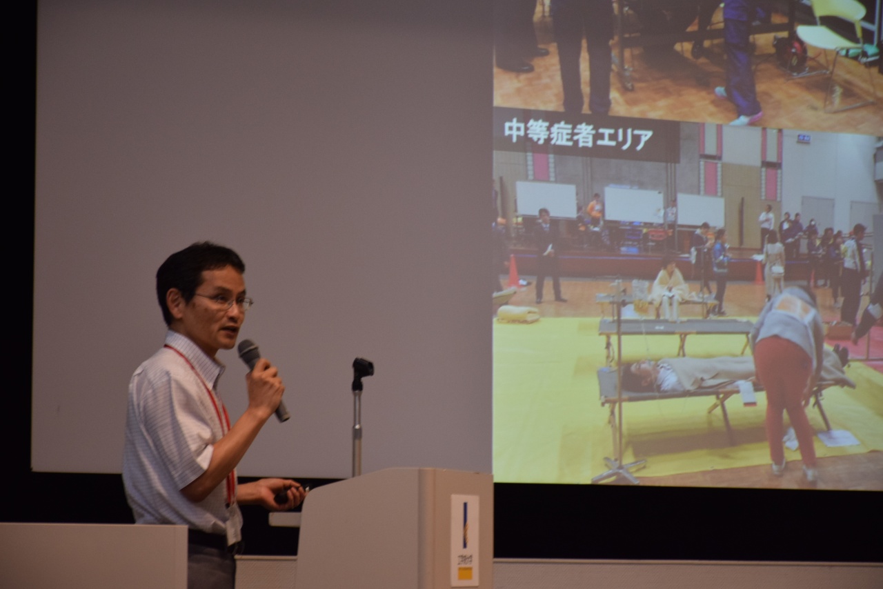 久田嘉章教授（まちづくり学科）が新宿駅西口地域の防災活動報告をしました