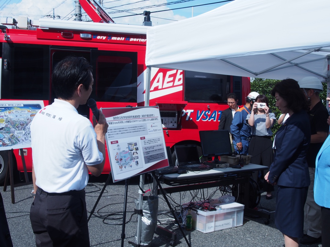 有線ドローンを利用した消防活動支援システムを、野田総務大臣が視察しました