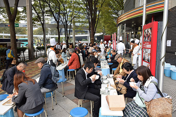 「“新宿ならでは”炊き出し」を実施、防災や備蓄食料をアピール