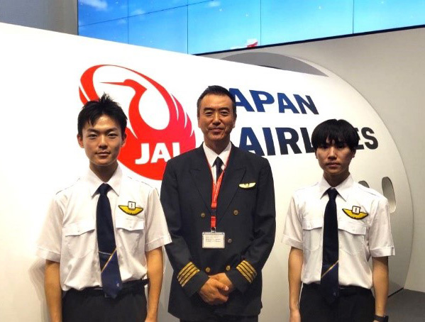 航空理工学専攻の学生が日本航空(JAL)の施設を見学