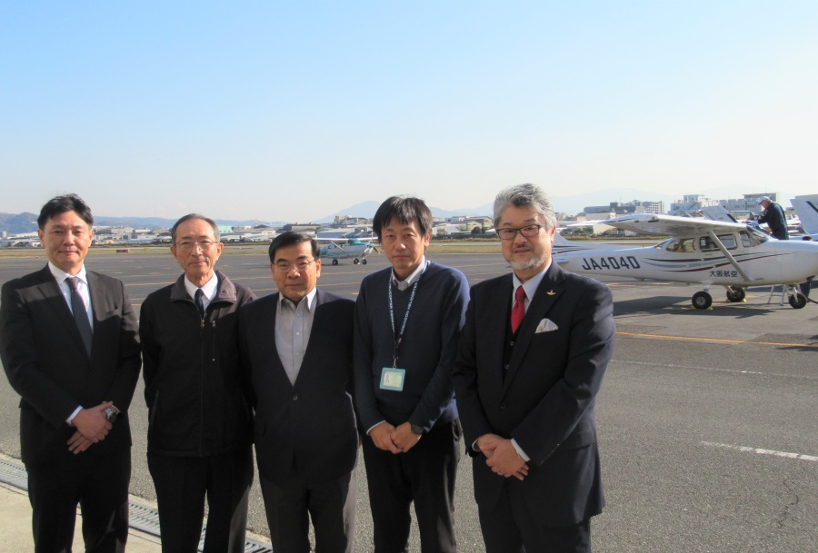 青木学長補佐と古宇田特任教授が新コース開設にむけ大阪航空で協議を実施