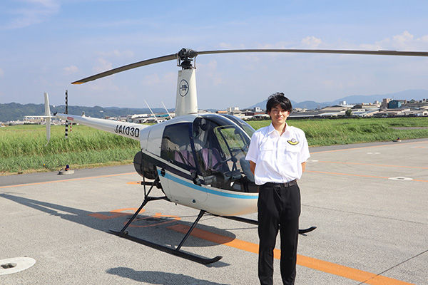 航空理工学専攻の第7期生がヘリコプターの飛行操縦体験を実施
