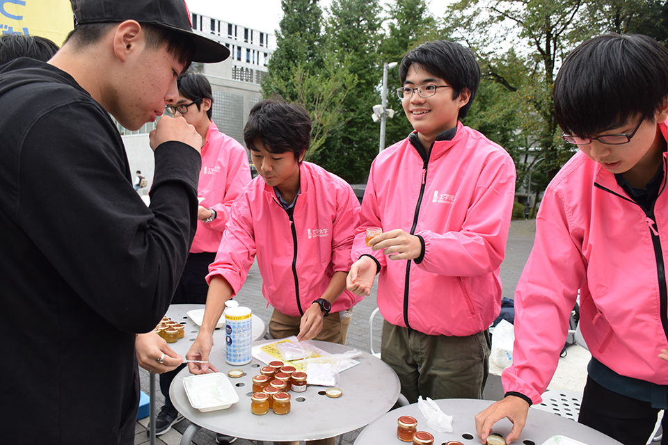 みつばちプロジェクトが八王子キャンパスで蜂蜜試食会を実施