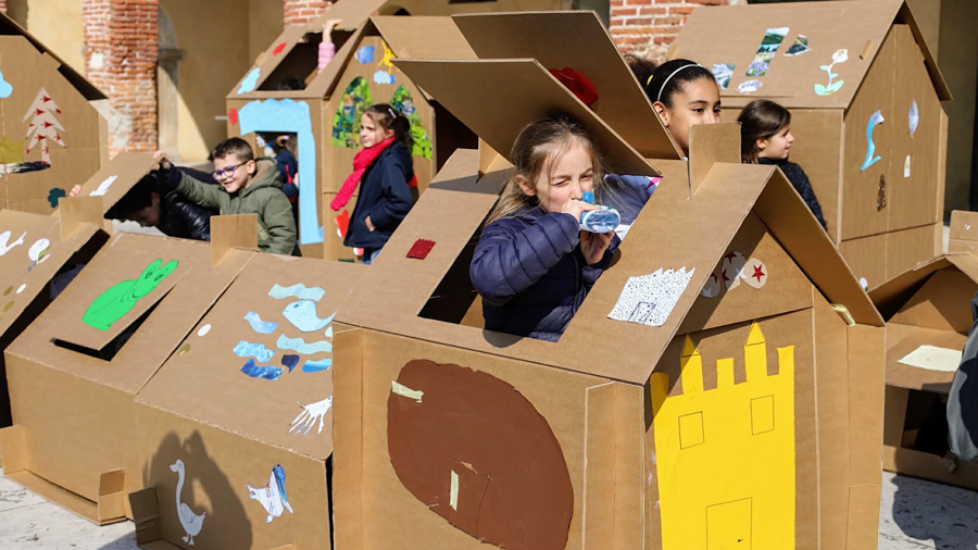 お絵描き段ボールシェルター」鈴木研究室(建築学科)とミラノ工科大学の