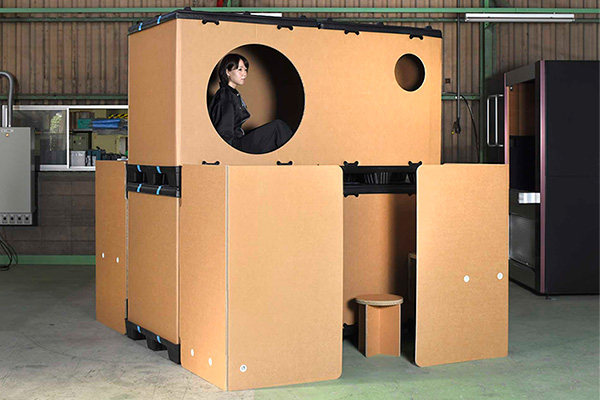 鈴木敏彦教授(建築デザイン学科)が東京新聞で、段ボールスリープ