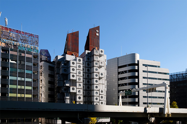 鈴木敏彦教授（建築デザイン学科）が「動く中銀カプセル」の再生