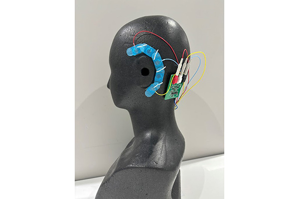 外見を損なわず日常測定容易な耳装着脳波センサ、8月22日-23日に大学