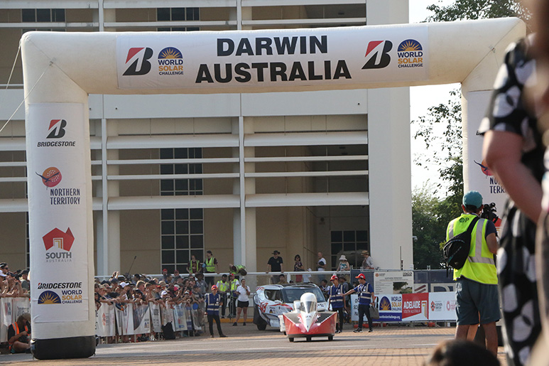 工学院大学ソーラーチーム　Bridgestone World Solar Challenge レーススタートしました！