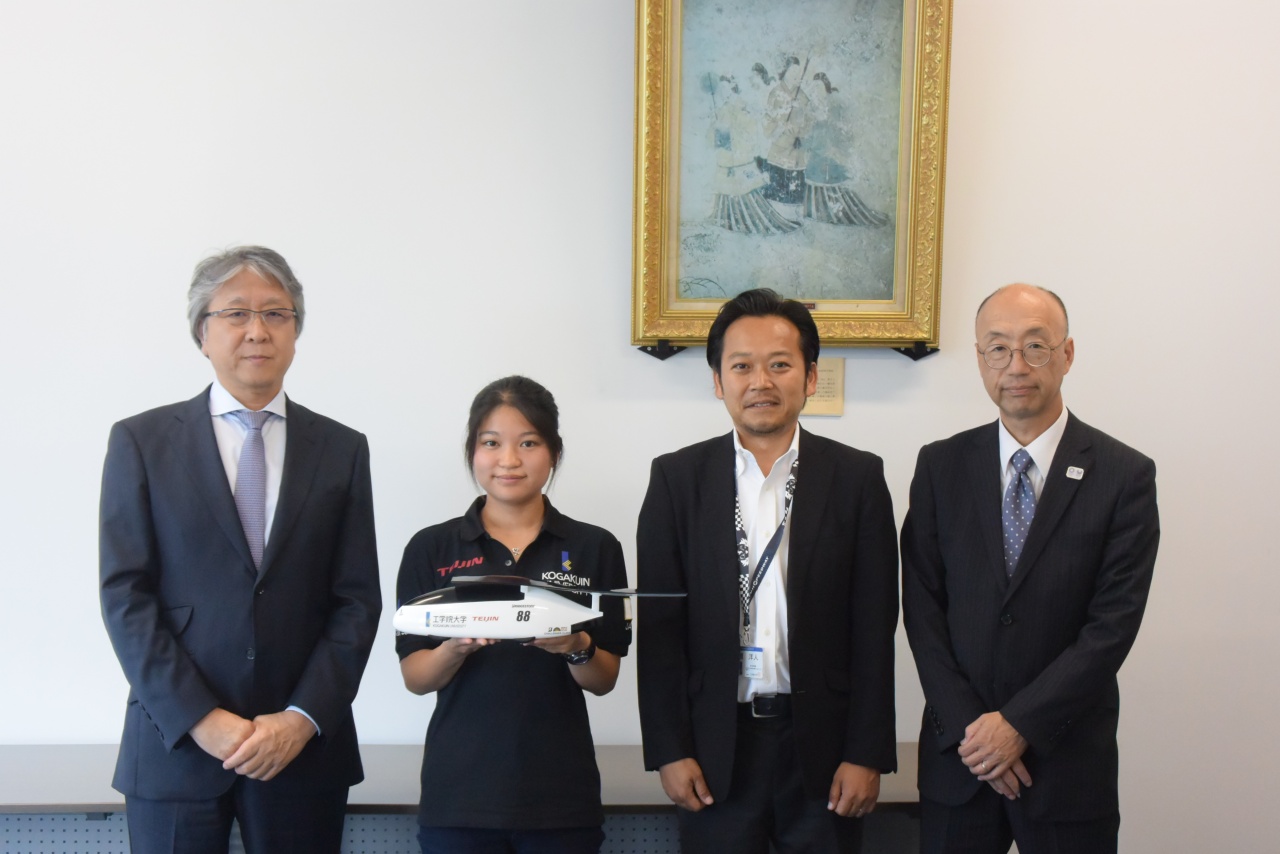附属中高OGでソーラーチーム初の女性ドライバーである石川さんが平方校長へ活動報告をしました