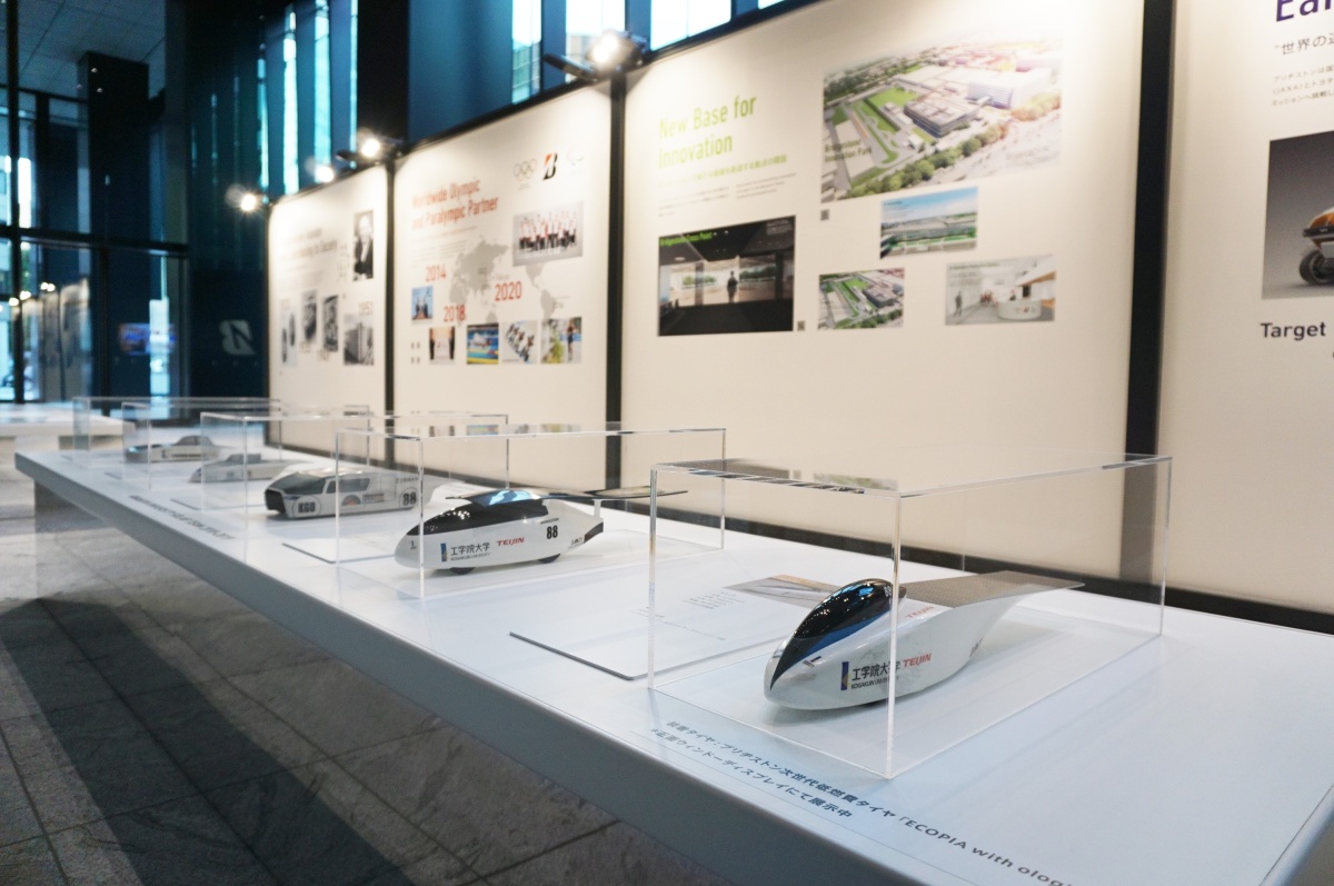 ソーラーチーム歴代車体模型がミュージアムタワー京橋に展示